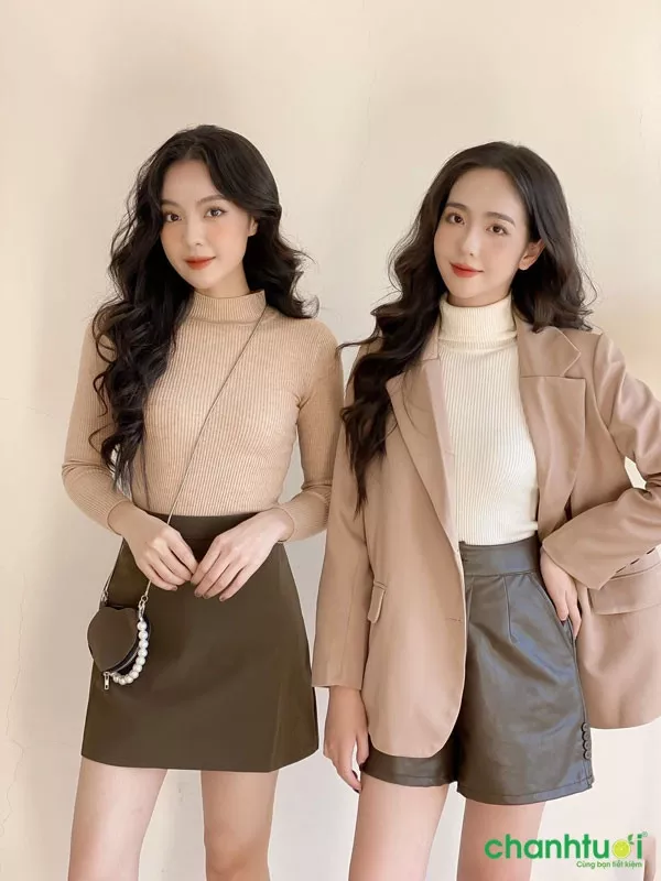 alt: Áo cổ lọ màu đen phối với áo khoác blazer màu be