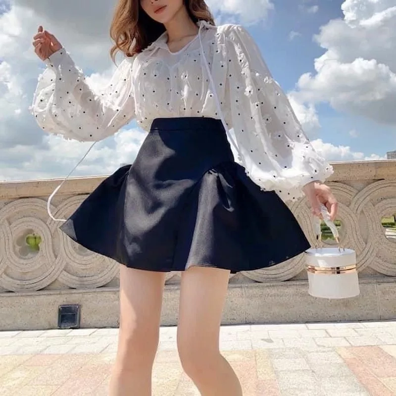 alt: Chân váy xòe ngắn trên gối