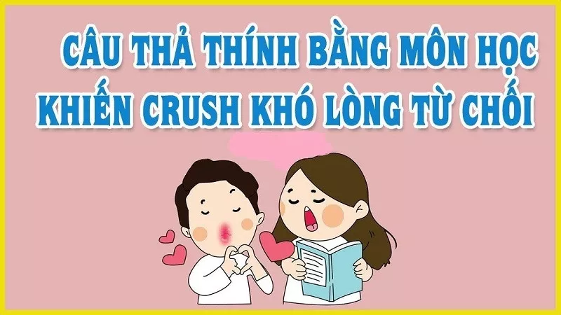 Alt: Cô gái đang cười tươi và cầm một quyển sách