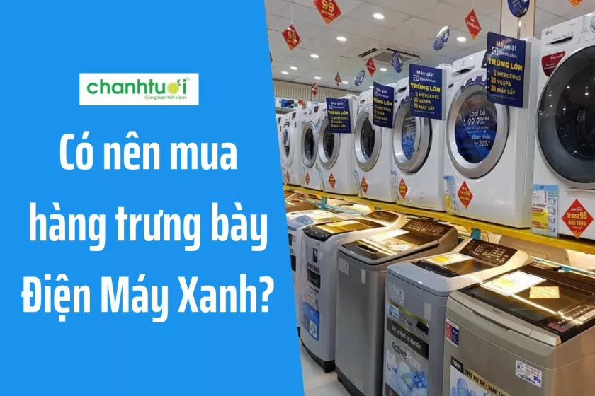 alt: Khách hàng đang xem xét hàng trưng bày tại Điện Máy Xanh