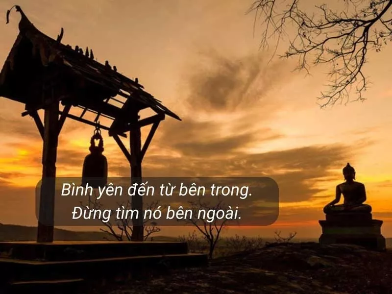 Alt: Người dân đang thành kính lễ Phật