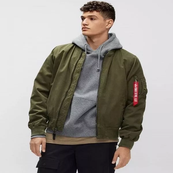 alt: Phối áo bomber với quần jean và áo hoodie