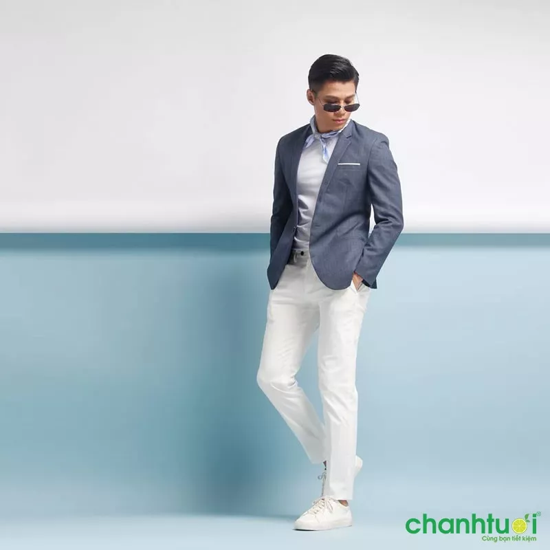 alt: Phối blazer nam với quần kaki