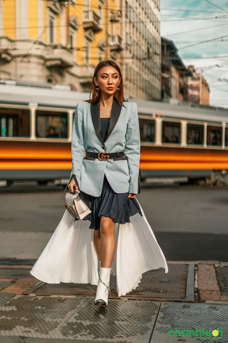 alt: Phối blazer nữ với thắt lưng