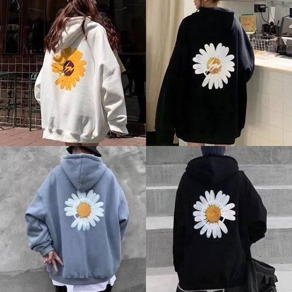 alt text: Áo hoodie màu đen có họa tiết hoa cúc