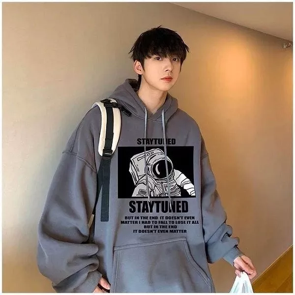 alt text: Áo hoodie màu đen in hình phi hành gia