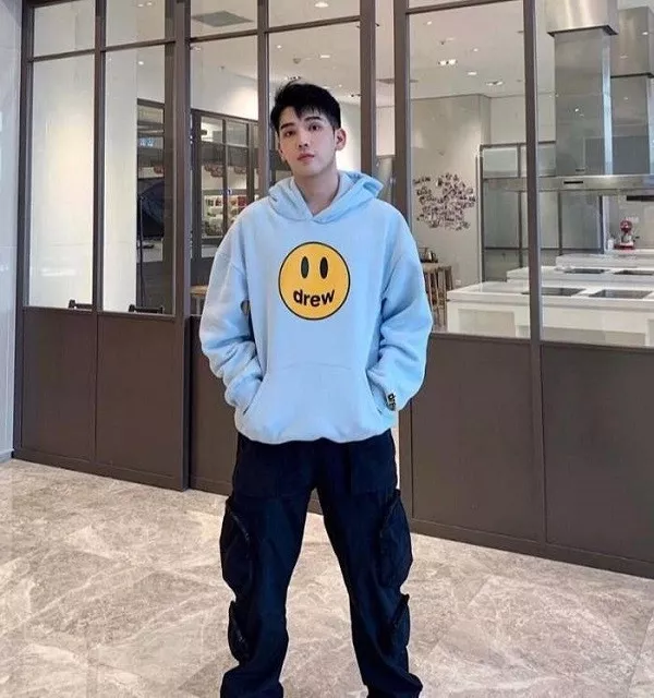 alt text: Áo hoodie oversize màu đen có hình mặt cười