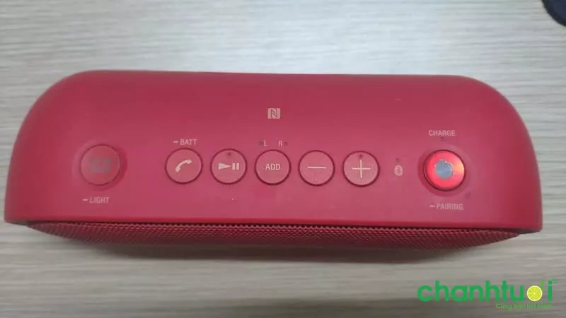 alt text: Bảng điều khiển của loa Sony SRS-XB20