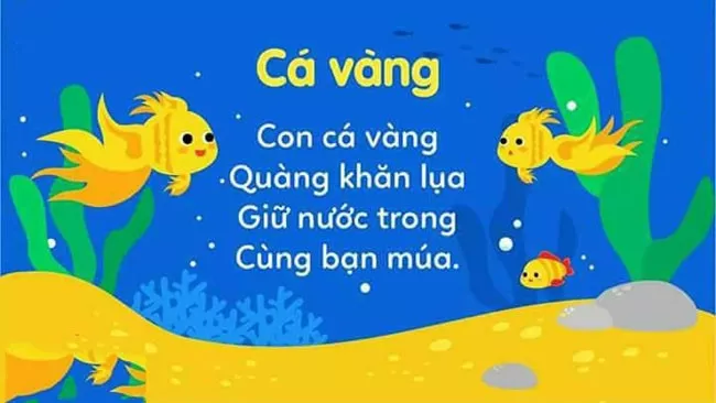 alt text: Bé 2 tuổi đang chơi với đồ chơi