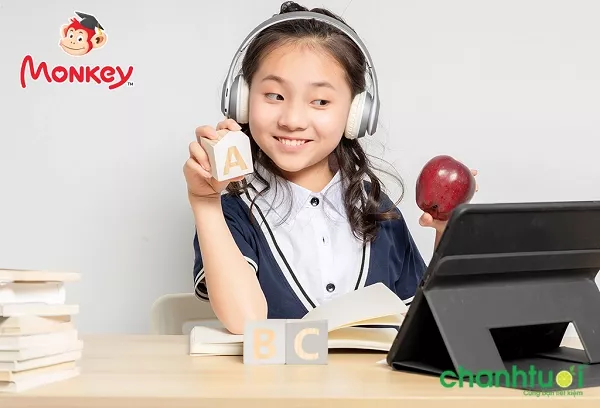 alt text: Bé đang học với ứng dụng Monkey Junior