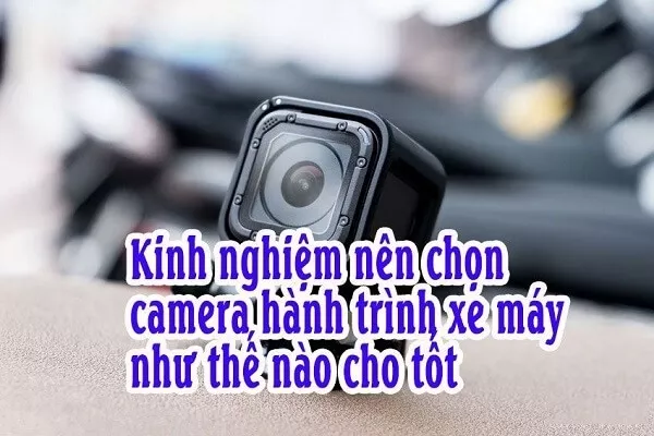 alt text: camera hành trình nhỏ gọn gắn trên xe máy