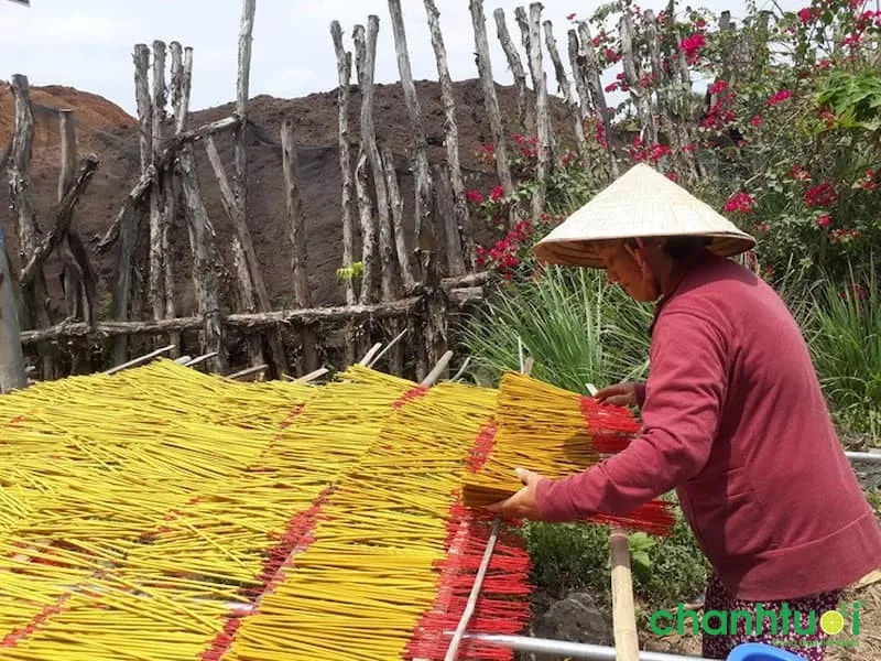 alt text: cận cảnh bó nhang đang cháy