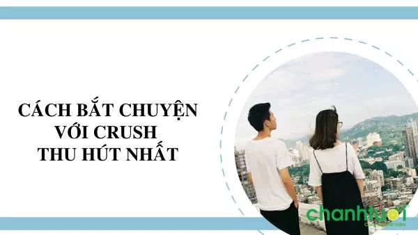 alt text: Cô gái đang mỉm cười nhắn tin điện thoại