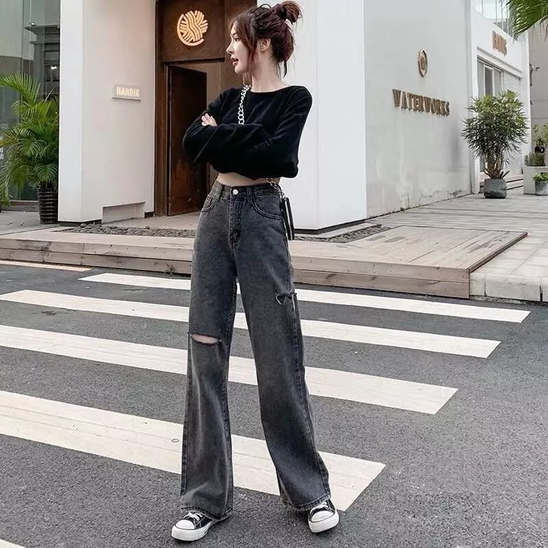 alt text: Cô gái mặc áo thun form rộng tay dài và quần culottes jean