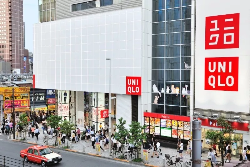 alt text: Cửa hàng Uniqlo tại Nhật Bản