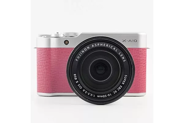 alt text: Hình ảnh chụp từ máy ảnh Fujifilm X-A10, một cô gái đang cầm máy ảnh và chụp hình