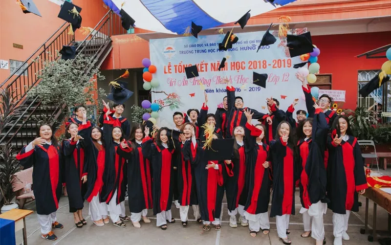 alt text: Hình ảnh học sinh tốt nghiệp cấp 3