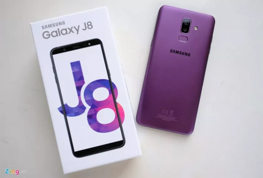 alt text: Hình ảnh mặt sau của Samsung Galaxy J8 với cụm camera kép nổi bật