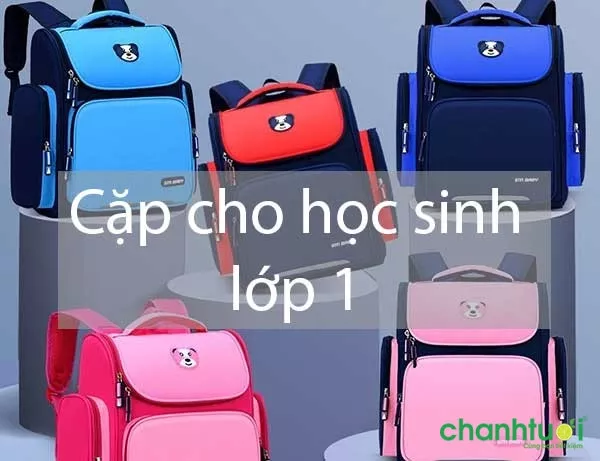 alt text: Hình ảnh một bé gái đang đeo cặp sách lớp 1 màu hồng