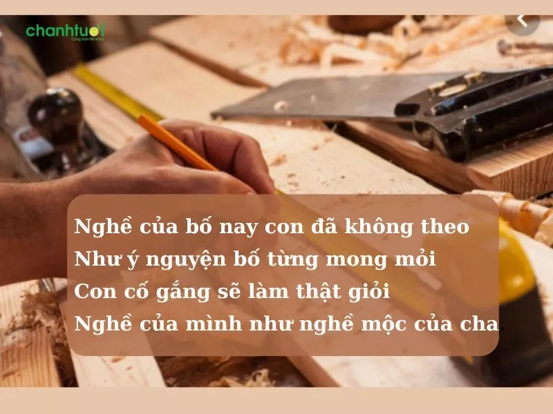 alt text: Hình ảnh người thợ mộc đang đục đẽo gỗ