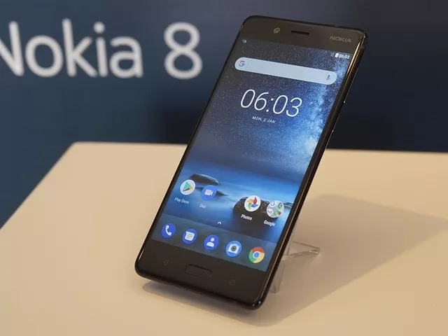 alt text: Hình ảnh Nokia 8 đang được sạc pin