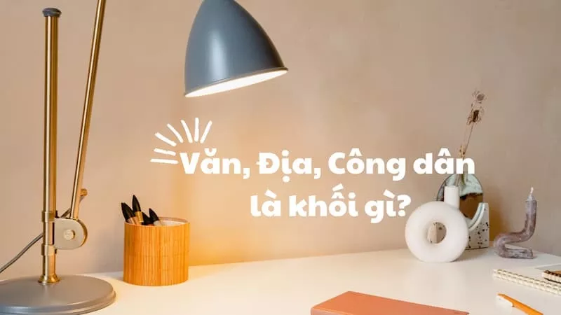 alt text: Học sinh đang xem sách giáo khoa