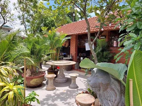 alt text: Homestay Đồ Sơn với không gian xanh mát