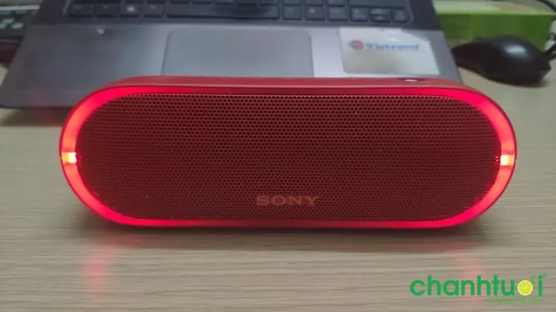 alt text: Loa Sony SRS-XB20 phát sáng đèn LED