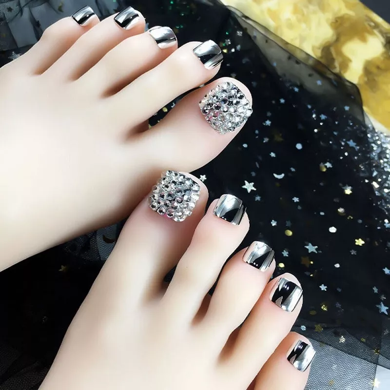 alt text: Mẫu nail chân đính đá cầu kỳ