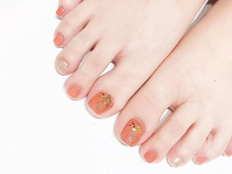 alt text: Mẫu nail chân màu cam đào