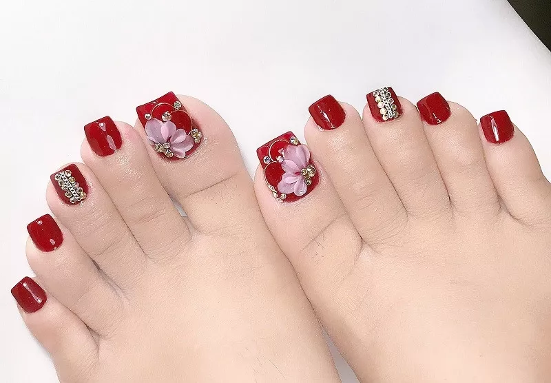 alt text: Mẫu nail chân màu đỏ quyến rũ