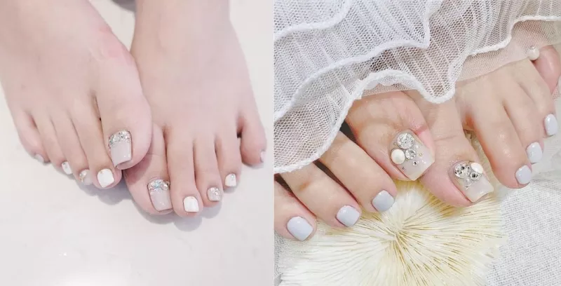 alt text: Mẫu nail chân màu trắng tinh khôi