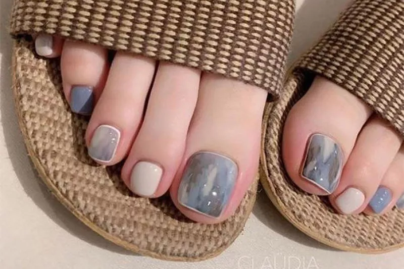 alt text: Mẫu nail chân ombre với họa tiết đơn giản