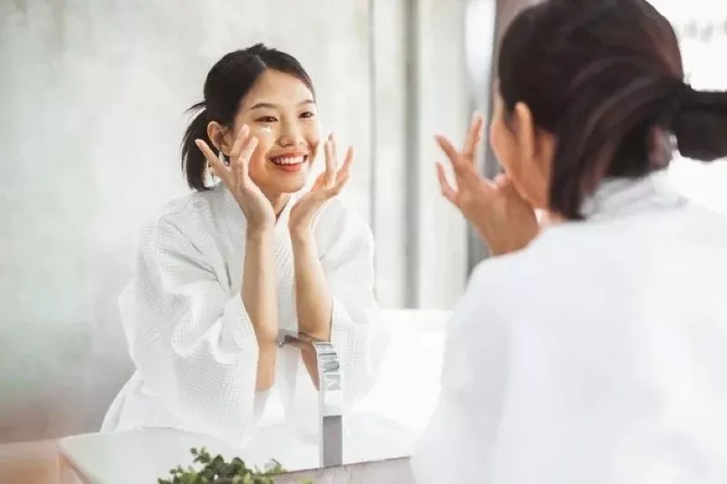 alt text: Nên skincare 30 phút đến 1 tiếng trước khi đi ngủ