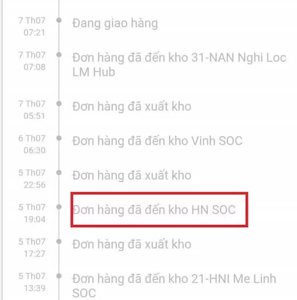 alt text: Nhân viên đang phân loại hàng hóa tại kho