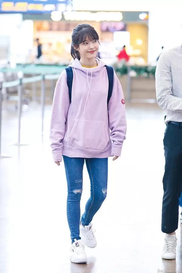 alt text: Phối áo hoodie với quần jean