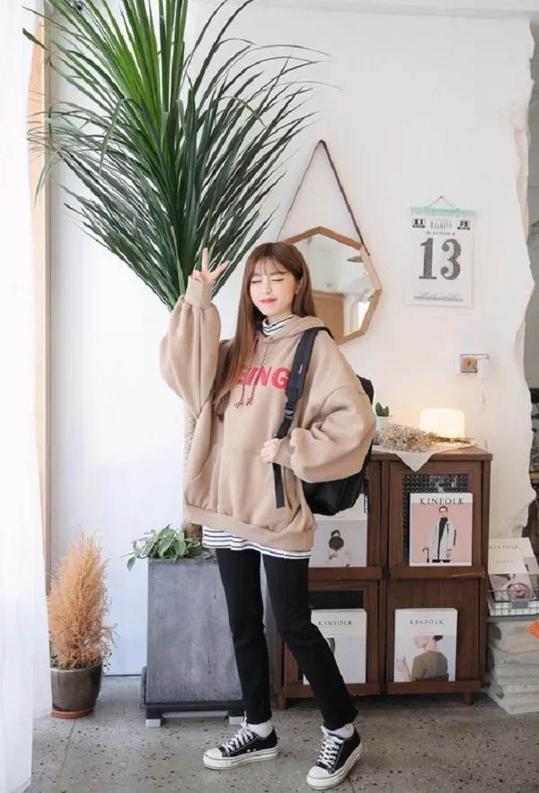 alt text: Phối áo hoodie với quần legging