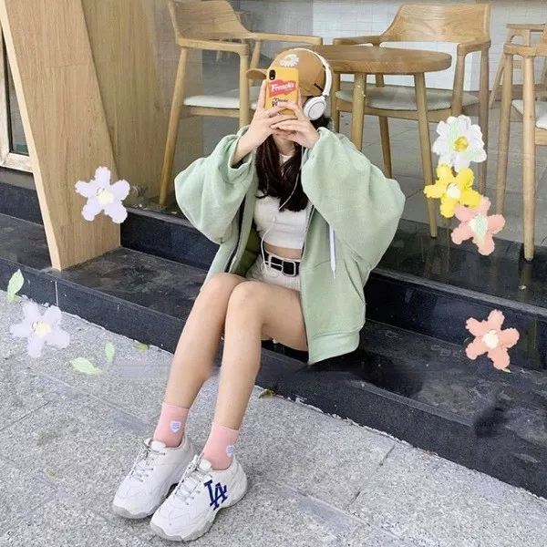 alt text: Phối áo hoodie với quần short