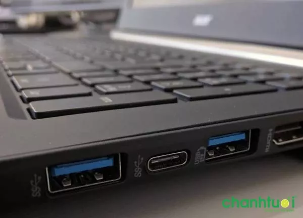 alt text: So sánh cổng USB 2.0 và 3.0. Cổng USB 3.0 có thêm chân tiếp xúc.