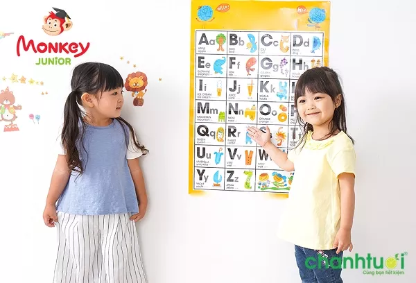 alt text: Trẻ em đang tương tác với bài học trên Monkey Junior