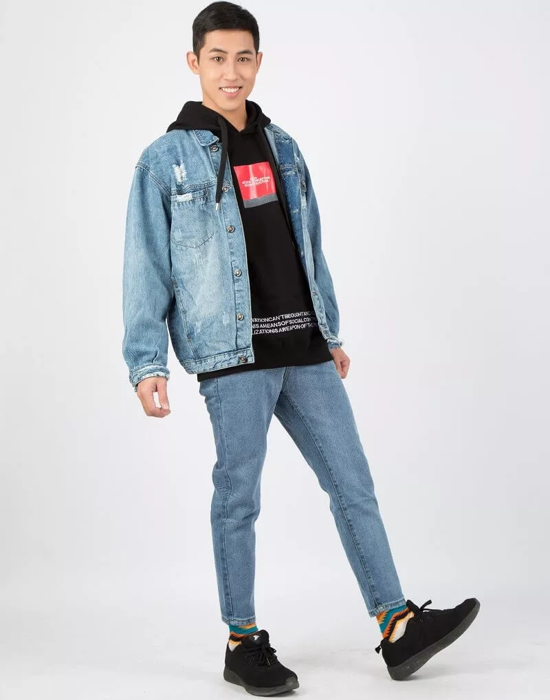 Áo hoodie mix cùng áo khoác Denim bụi bặm