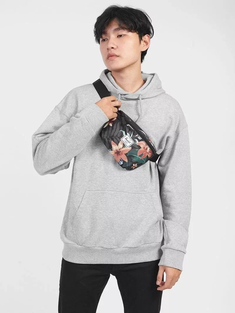 Áo hoodie và túi đeo chéo