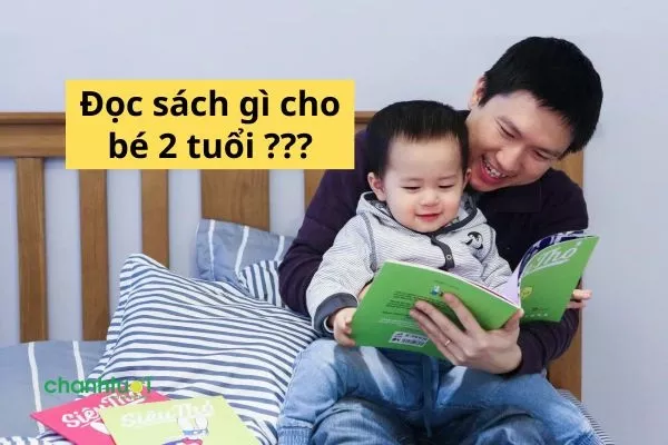 Bé 2 tuổi đọc sách cùng mẹ