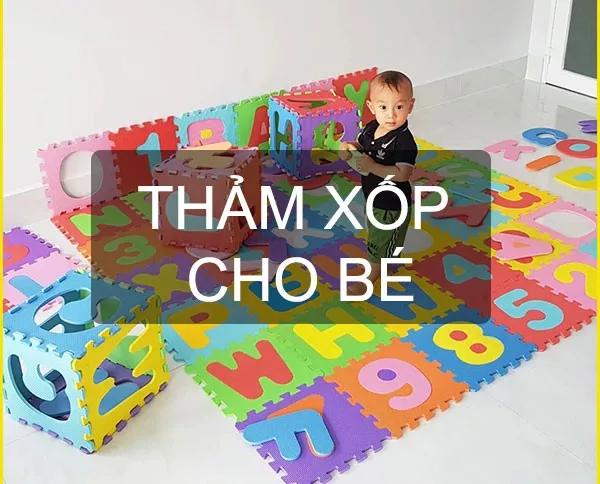 Bé chơi trên thảm xốp