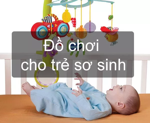 Bé chơi với lục lạc