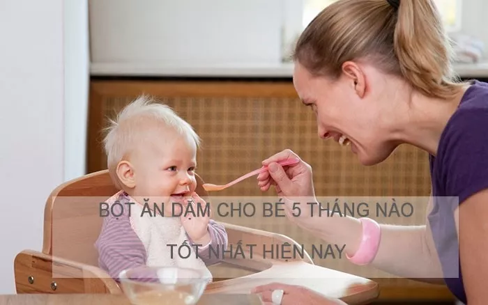 Bé đang ăn bột ăn dặm