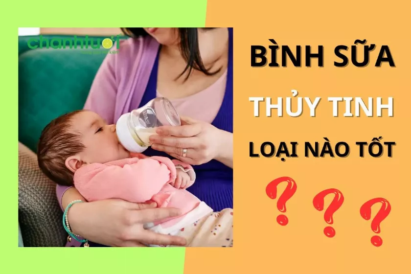 Bé đang bú bình sữa thủy tinh