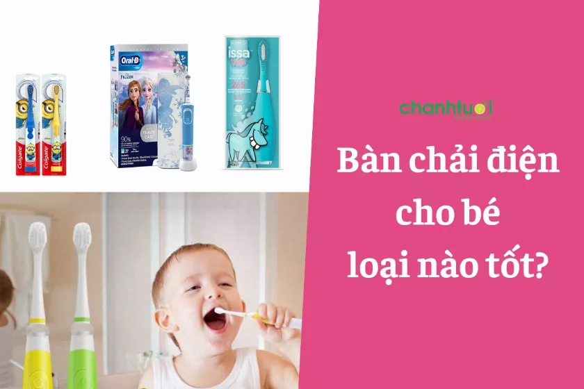 Bé đang đánh răng với bàn chải điện