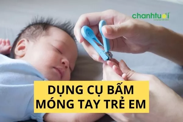 Bé đang được cắt móng tay