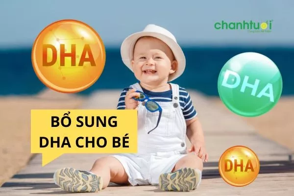 Bé đang được mẹ cho uống DHA